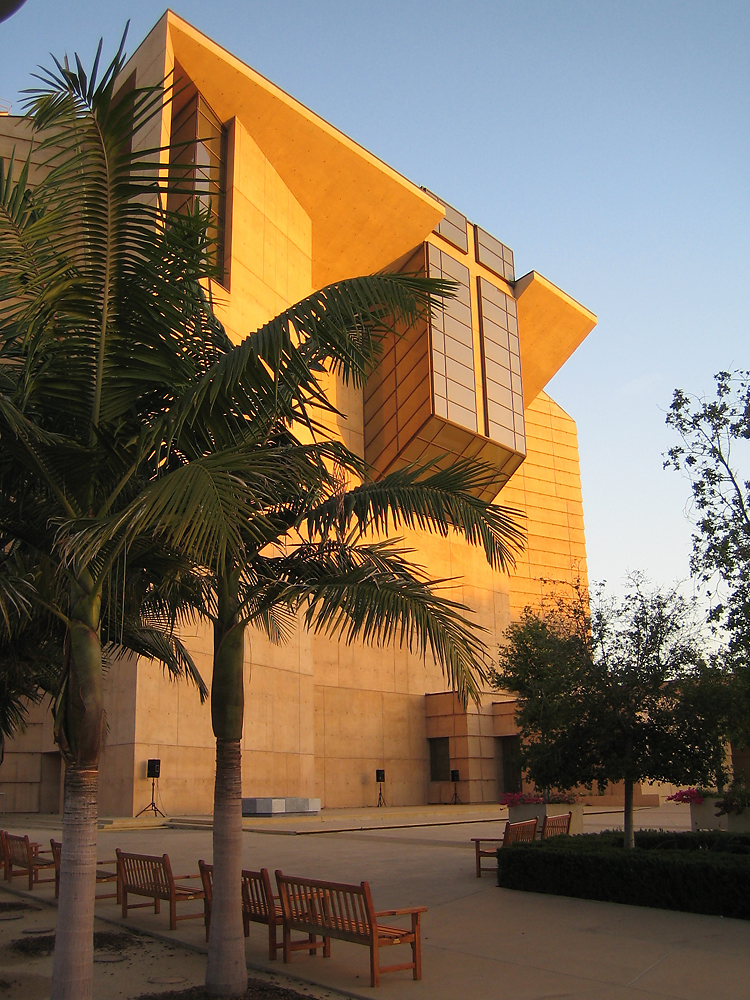 IMAGE: http://chuck-d.net/images/potn/Cathedral/LA.Cathedral.005.jpg