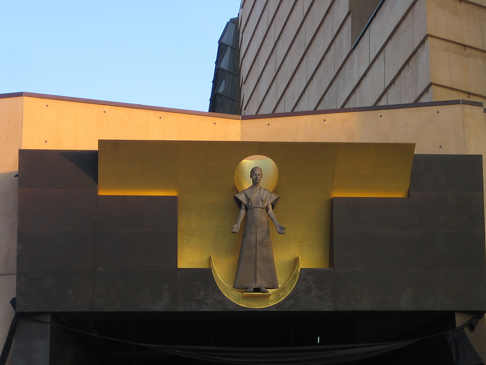 IMAGE: http://chuck-d.net/images/potn/Cathedral/LA.Cathedral.006.jpg