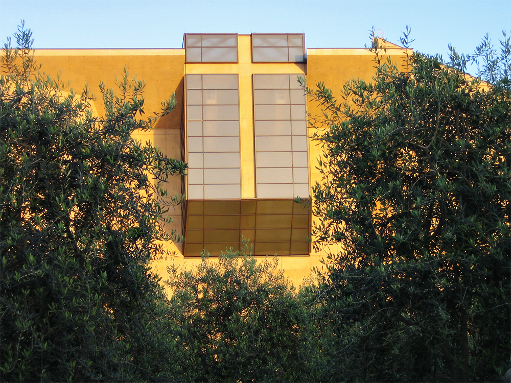 IMAGE: http://chuck-d.net/images/potn/Cathedral/LA.Cathedral.023.jpg