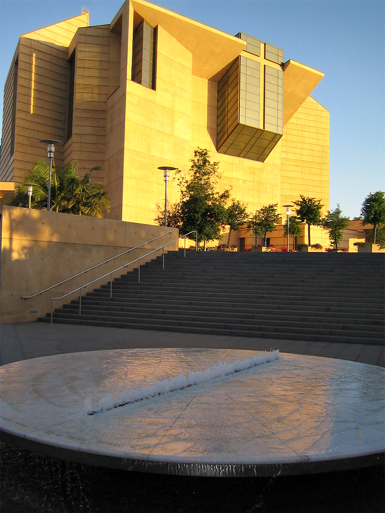 IMAGE: http://chuck-d.net/images/potn/Cathedral/LA.Cathedral.058.jpg