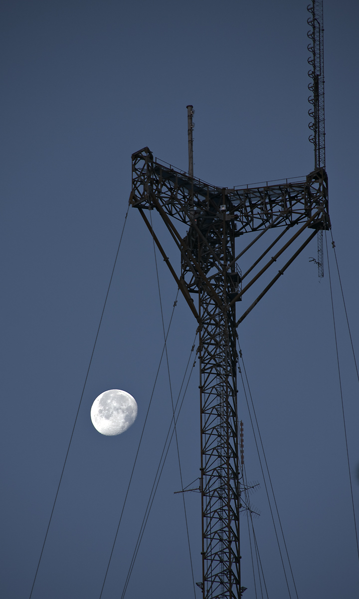 IMAGE: http://chuck-d.net/potn/Astro/MoonAntennaHDR.jpg